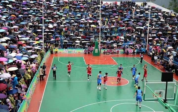 2024年5月1日，人們?cè)谫F州省黔東南苗族侗族自治州臺(tái)江縣臺(tái)盤(pán)鄉(xiāng)臺(tái)盤(pán)村觀(guān)看“村BA”球王爭(zhēng)霸賽。 新華社發(fā)（余天英 攝）