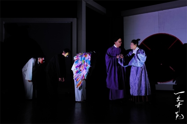 《一文奇冤》劇照。中國(guó)國(guó)家話劇院供圖