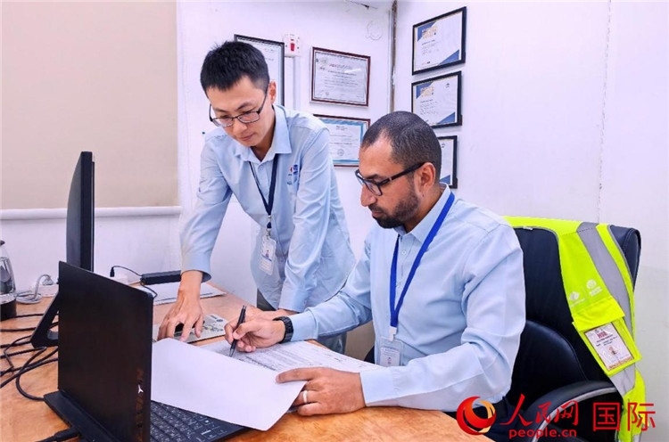 中外員工共同跟進項目進展。人民網(wǎng)記者 管克江攝