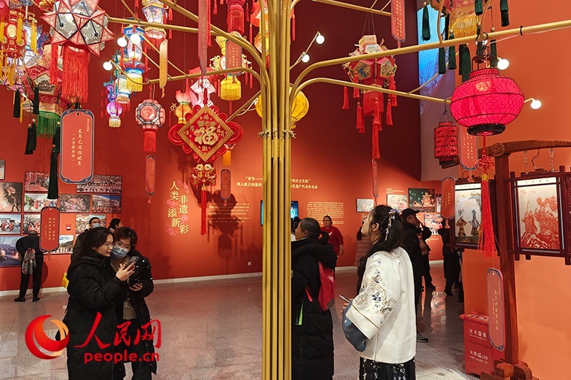 12月21日，觀眾正在參觀“過(guò)年——春節(jié)主題展”。人民網(wǎng)記者 韋衍行攝