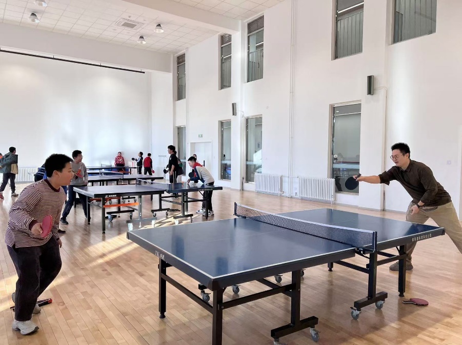 老師和學(xué)生在課間打乒乓球。人民網(wǎng) 白炅攝