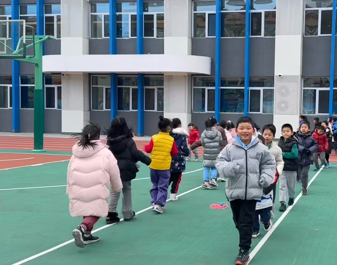 一年級的同學(xué)課間跑步 。學(xué)校供圖