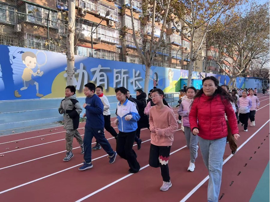 學(xué)生們在班主任陪同下跑步。人民網(wǎng) 白炅攝