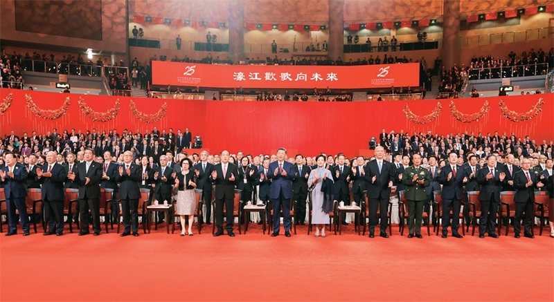 2024年12月19日晚，慶祝澳門回歸祖國(guó)25周年文藝晚會(huì)在澳門東亞運(yùn)動(dòng)會(huì)體育館舉行。中共中央總書記、國(guó)家主席、中央軍委主席習(xí)近平觀看演出。晚會(huì)最后，習(xí)近平同全場(chǎng)觀眾一起高唱《歌唱祖國(guó)》。 新華社記者 丁林/攝