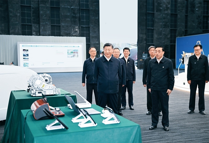 2024年10月17日至18日，中共中央總書記、國(guó)家主席、中央軍委主席習(xí)近平在安徽考察。這是17日下午，習(xí)近平在合肥濱湖科學(xué)城察看安徽省重大科技創(chuàng)新成果集中展示。 新華社記者 謝環(huán)馳/攝