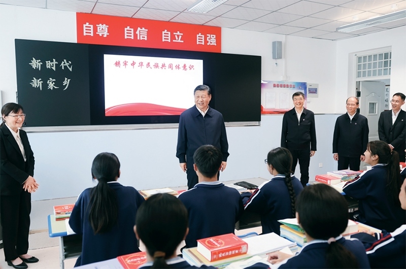 2024年6月18日至19日，中共中央總書記、國(guó)家主席、中央軍委主席習(xí)近平在青?？疾?。這是18日下午，習(xí)近平在果洛西寧民族中學(xué)高一（1）班觀摩“新時(shí)代、新家鄉(xiāng)”主題思政課。 新華社記者 鞠鵬/攝