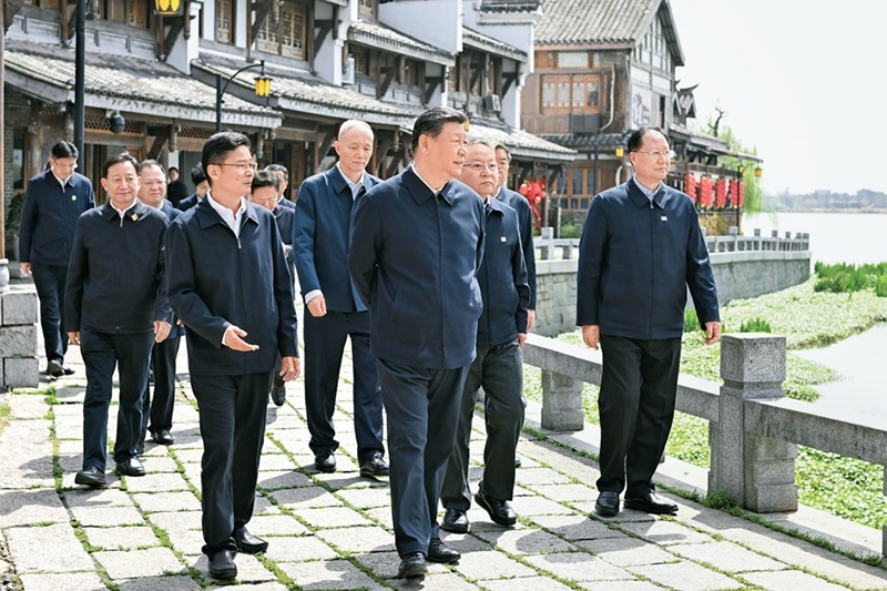 2024年3月18日至21日，中共中央總書記、國(guó)家主席、中央軍委主席習(xí)近平在湖南考察。這是19日上午，習(xí)近平在常德河街考察。 新華社記者 謝環(huán)馳/攝
