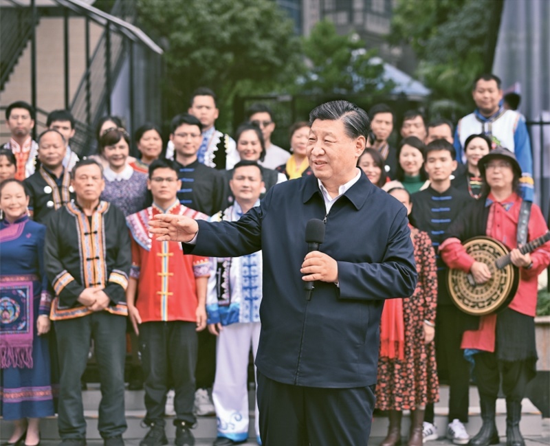 2023年12月14日至15日，中共中央總書記、國(guó)家主席、中央軍委主席習(xí)近平在廣西考察。這是14日上午，習(xí)近平在南寧市良慶區(qū)蟠龍社區(qū)考察時(shí)，同社區(qū)各族群眾親切交流。 新華社記者 燕雁/攝