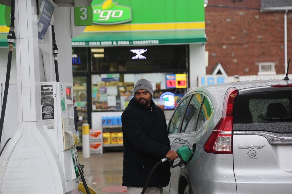 2024年12月11日，一名男子在美國紐約一處加油站加油。新華社記者劉亞南 攝