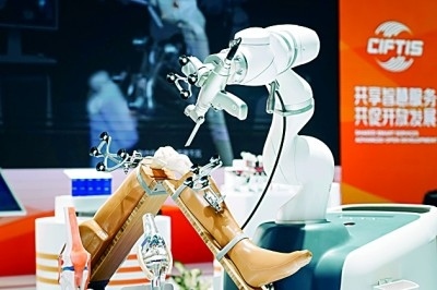2024年中國國際服務(wù)貿(mào)易交易會上展出的人工智能骨科手術(shù)機(jī)器人。新華社發(fā)