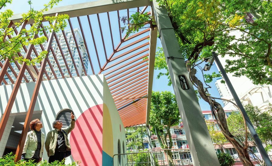 麥玉培夫婦在上海和平公園看望紫藤樹(shù)（2023 年 5 月 9 日攝） 王翔攝 / 本刊