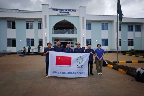 中國援桑給巴爾醫(yī)療隊在基文吉區(qū)醫(yī)院開展相關(guān)活動。中國援桑醫(yī)療隊供圖