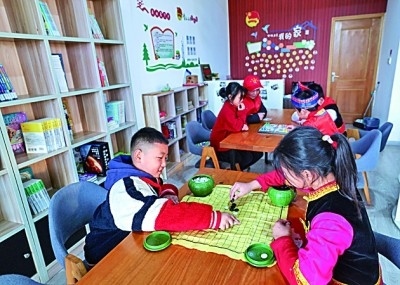 浙江岱山縣秀山鄉(xiāng)秀南村“民生小鋪”里，放學(xué)后的小學(xué)生在下棋。新華社發(fā)