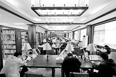 重慶大學(xué)圖書館，大學(xué)生們正在讀書學(xué)習(xí)。孫凱芳攝/光明圖片