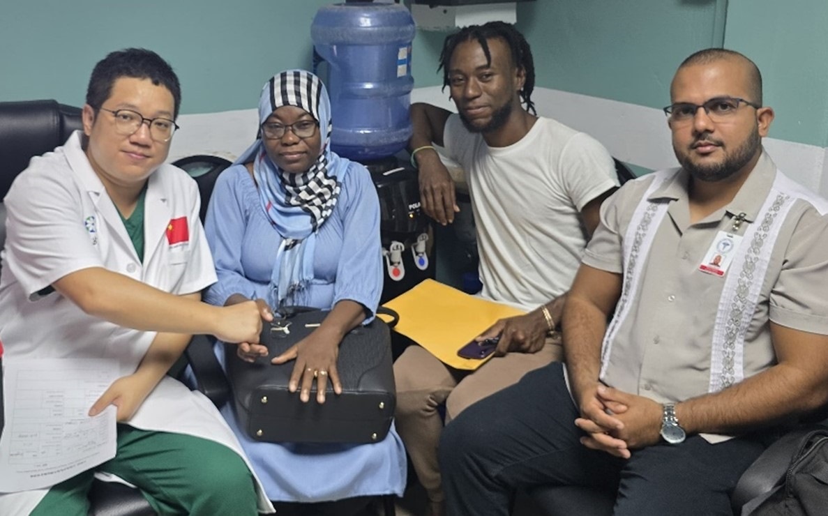 第20期中國援圭亞那醫(yī)療隊成員與患者及其家屬合影。第20期中國援圭亞那醫(yī)療隊供圖