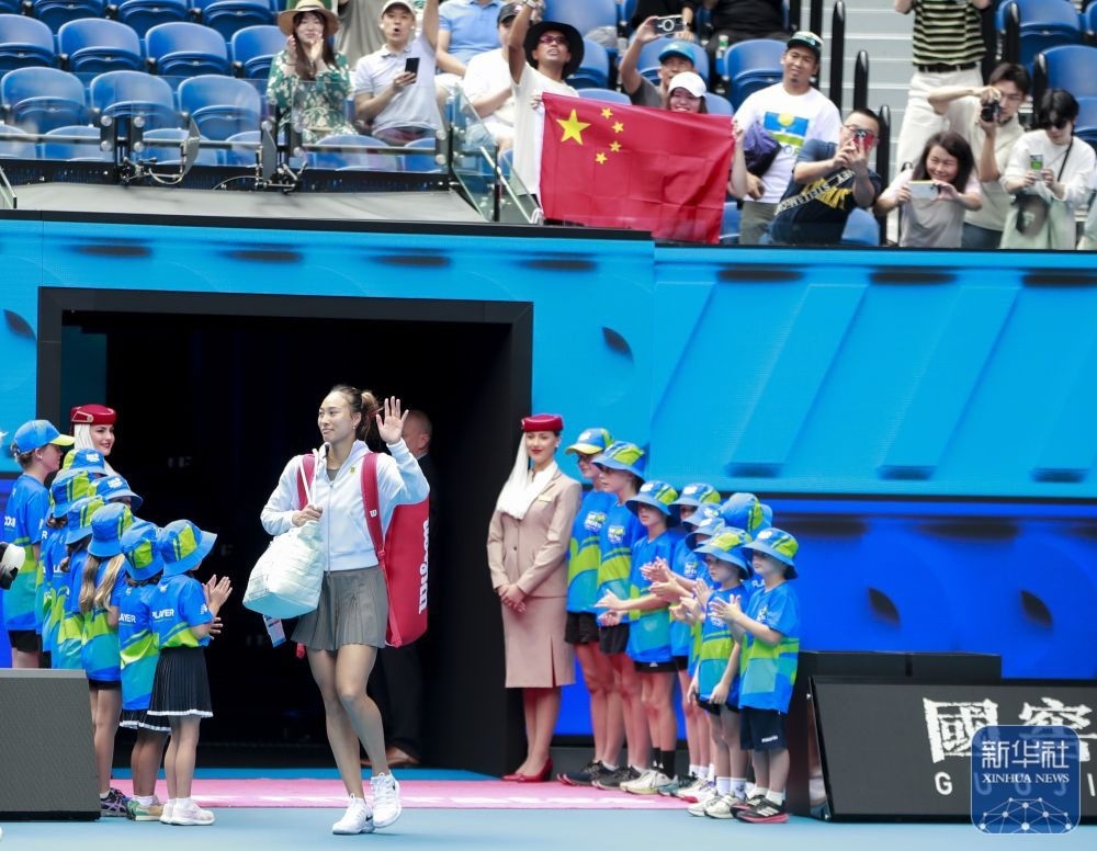 ↑鄭欽文在比賽前入場(chǎng)。新華社記者 馬平 攝