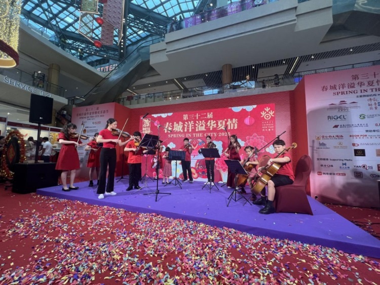 來(lái)自中國(guó)和新加坡的藝術(shù)團(tuán)體聯(lián)袂表演了歌舞、器樂(lè)、武術(shù)、雜技等多種形式的文藝節(jié)目。活動(dòng)主辦方供圖