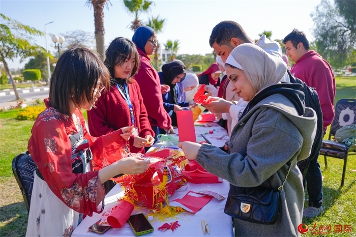 學(xué)生們踴躍參與中國文化體驗活動。人民網(wǎng) 塔里克·易卜拉欣攝