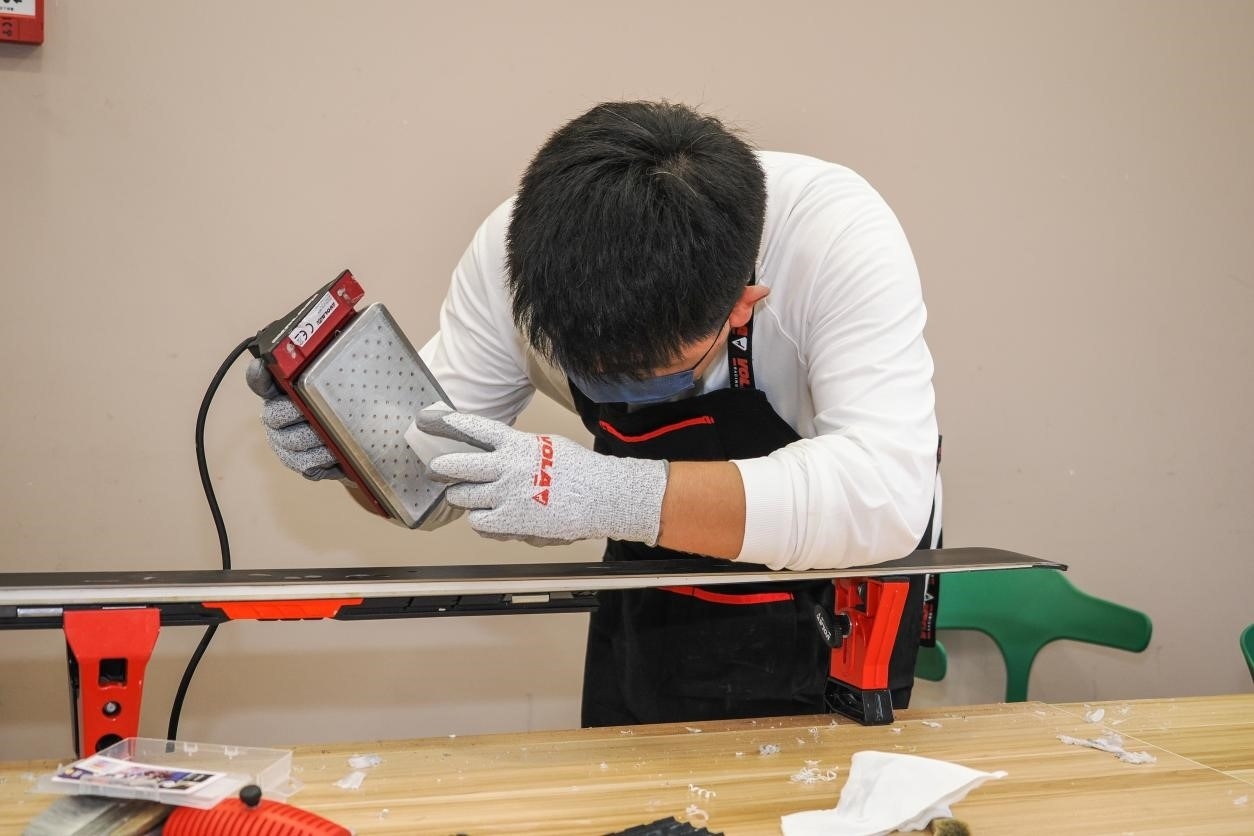 米嘉軒正在給雪板打蠟。受訪者供圖