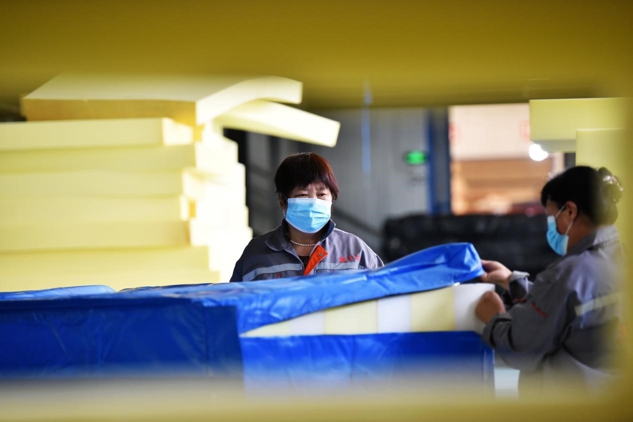 定州市某公司生產(chǎn)的短道速滑防護(hù)墊、速度滑冰防護(hù)墊、雪上防護(hù)墊等產(chǎn)品。白永民攝