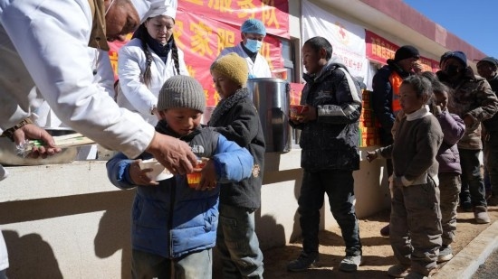 1月14日，廚師們正在給前來用餐的小朋友們打飯。新華社記者 邱星翔 攝