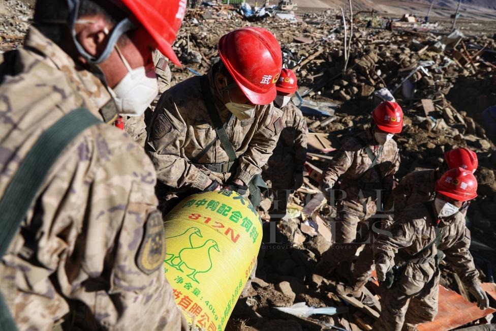 1月10日，定日縣長所鄉(xiāng)古榮村，武警官兵幫助受災(zāi)群眾整理廢墟，搶救被掩埋的物資。環(huán)球時報記者崔萌攝