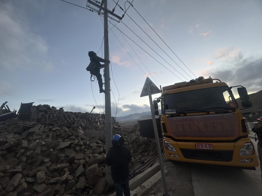 1月10日，定日縣長所鄉(xiāng)，國家電網(wǎng)西藏電力員工正在搶修災(zāi)區(qū)受損線路。人民日報記者宋豪新攝