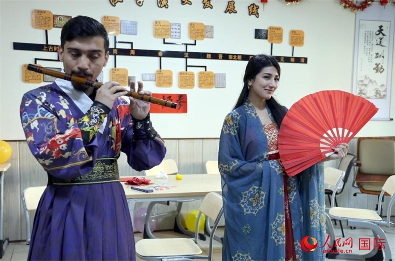 薩拉赫丁大學(xué)中文系學(xué)生們展示才藝。人民網(wǎng)伊納斯·易卜拉欣攝