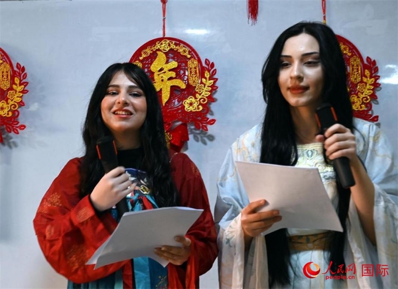 活動(dòng)由中文系學(xué)生主持。人民網(wǎng)伊納斯·易卜拉欣攝