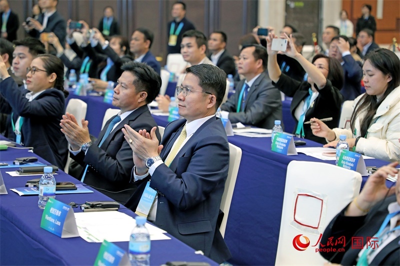 這是1月16日在南寧國際會展中心拍攝的“世界市長對話·南寧”活動現(xiàn)場。人民網(wǎng)記者 趙益普攝