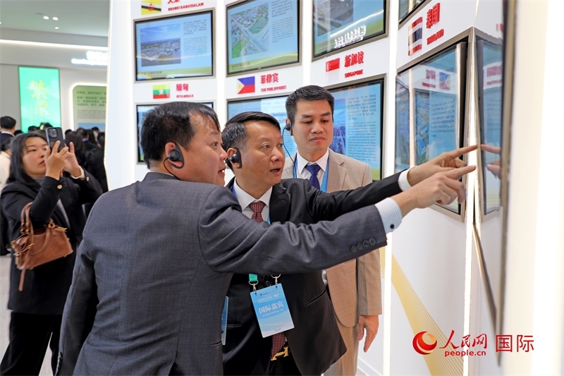 越南參會代表在南寧國際會展中心參觀。人民網(wǎng)記者 趙益普攝