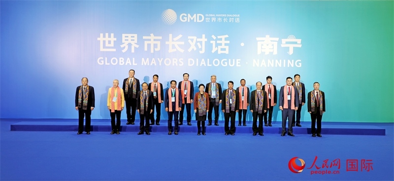 在南寧國際會展中心金桂花廳外，參加活動的中國和東盟國家市長合影留念。人民網(wǎng)記者 趙益普攝