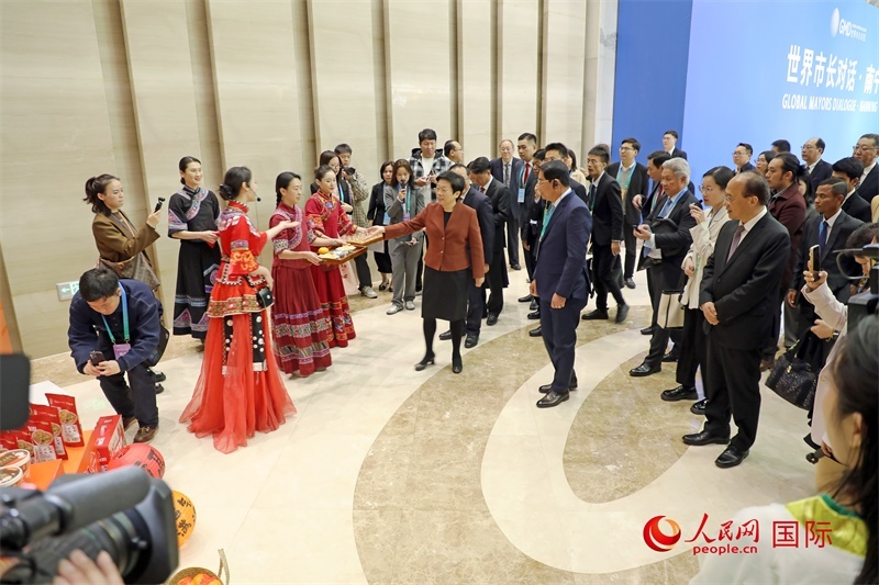 東盟國家市長聽取南寧特色茉莉花茶的講解。人民網(wǎng)記者 趙益普攝