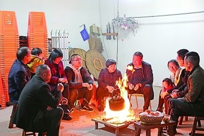 為討論蜜梨產(chǎn)業(yè)發(fā)展事宜，鸕鳥鎮(zhèn)開展“圍爐夜話”。資料圖片
