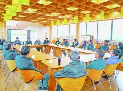 各種形式的民主協(xié)商議事會(huì)在余杭區(qū)落地生花。圖為黃湖鎮(zhèn)就共富工坊工作召開未來鄉(xiāng)村議事會(huì)。資料圖片