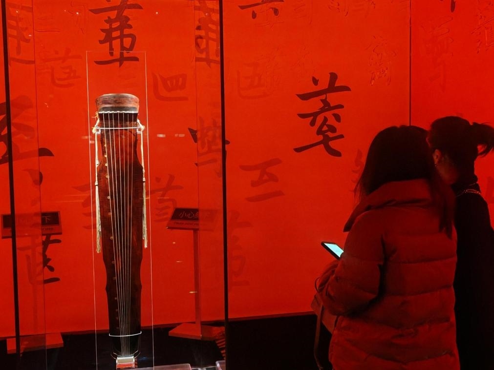 近日，在浙江省博物館之江館區(qū)，故宮博物館收藏的唐“大圣遺音”琴在“‘故宮·茶世界’觀茶——茶文化精品展”展出。新華社記者 馮源 攝