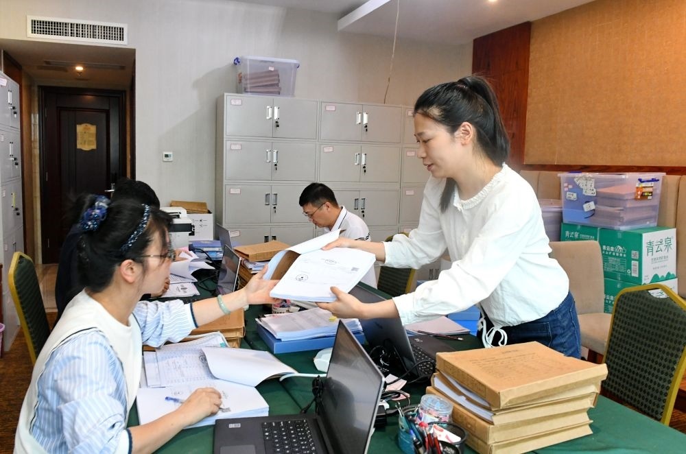 福州市委巡察機(jī)構(gòu)對(duì)全市法院系統(tǒng)開展提級(jí)聯(lián)動(dòng)交叉巡察。在永泰縣駐地，巡察組工作人員查看財(cái)務(wù)憑證（2024年5月21日攝）。新華社記者 林善傳 攝