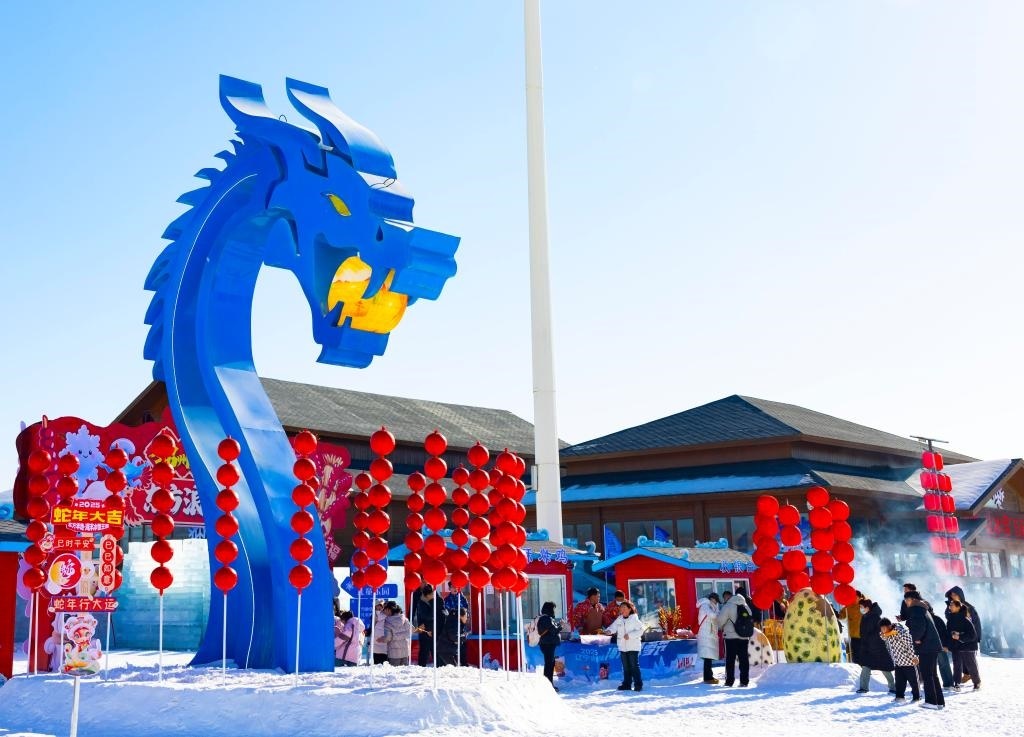 2025年1月，游客在遼寧錦州東方華地城海洋冰雪王國(guó)內(nèi)游覽。新華社發(fā)