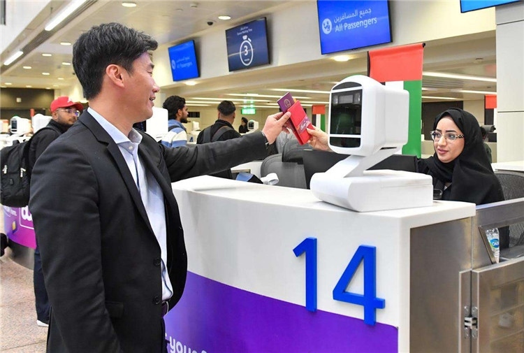 1月22日，迪拜免稅店聯(lián)合迪拜移民局向入境中國(guó)旅客贈(zèng)送新年賀禮。迪拜移民局供圖