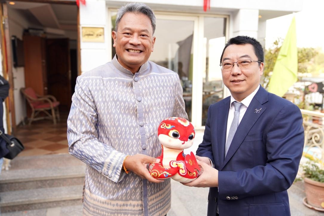 中國駐埃及使館參贊兼開羅中國文化中心主任張易向塔納瓦大使贈送2025“歡樂春節(jié)”吉祥蛇。開羅中國文化中心供圖