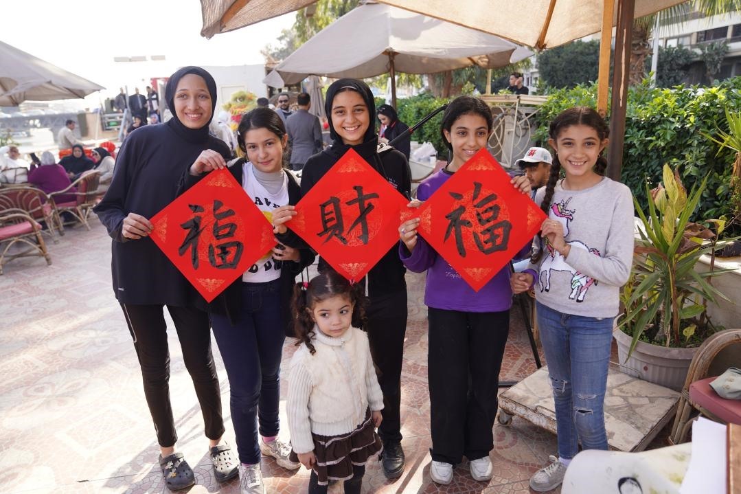 埃及民眾參與中國文化體驗活動。開羅中國文化中心供圖