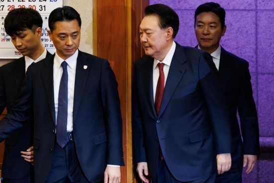  1月23日，尹錫悅（右二）在韓國首爾憲法法院出席總統(tǒng)彈劾案庭審。新華社發(fā)（Pool圖片，曹城凖攝）