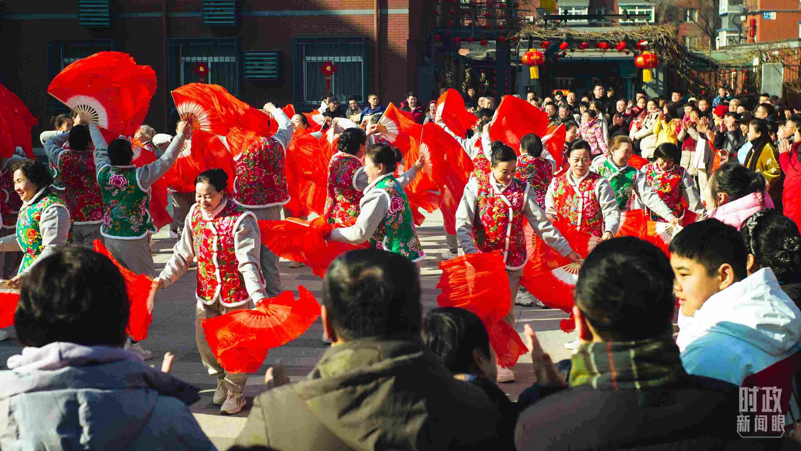 長(zhǎng)安小區(qū)文化廣場(chǎng)上，居民們扭起歡快的秧歌。（總臺(tái)央視記者彭漢明拍攝）