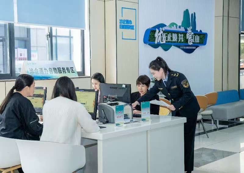 工作人員指導(dǎo)企業(yè)一次性完成信息填報(bào)。圖片來(lái)源：浙江衢州市市場(chǎng)監(jiān)督管理局