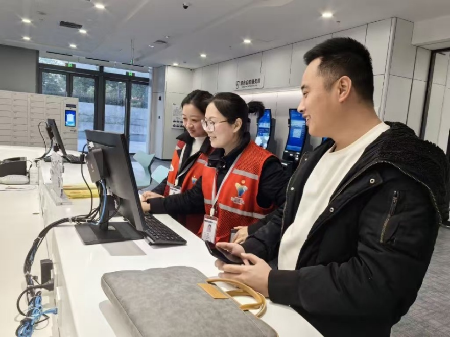 工作人員幫助企業(yè)辦理遷移申請(qǐng)網(wǎng)上填報(bào)。圖片來(lái)源：浙江衢州市市場(chǎng)監(jiān)督管理局