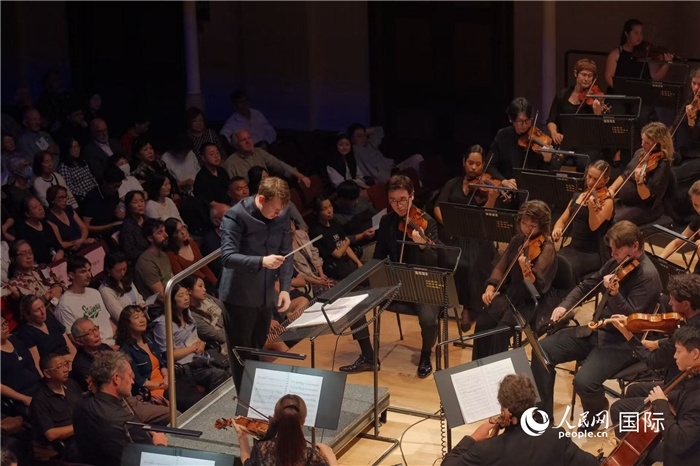 奧克蘭市政廳《空?！方豁懬莩霈F(xiàn)場。張波若攝