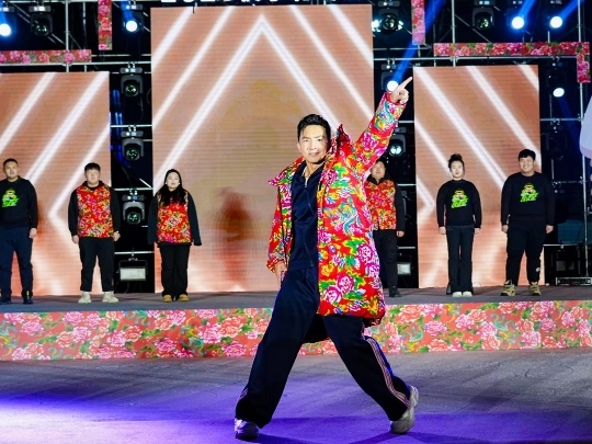 健身教練劉畊宏耐心帶領(lǐng)現(xiàn)場(chǎng)以及線上的朋友們進(jìn)行熱身。人民網(wǎng)記者 許維娜攝