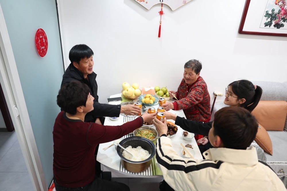 2025年1月22日，遼寧省葫蘆島市綏中縣祝家溝村村民朱西存一家在新房里。新華社記者姚劍鋒 攝