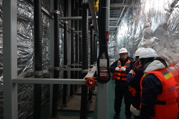 運維人員在風電場海上升壓站上進行巡視檢查。受訪者供圖