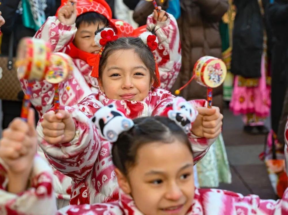 △新疆大巴扎社火迎新春，孩子們在現(xiàn)場表演。